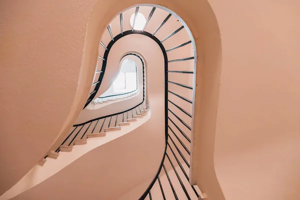 Padrão Espiral Geométrico Que Estende Pelos Elementos Arquitetônicos Das Escadas — Fotografia de Stock