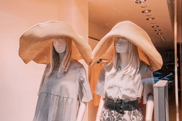 Μεγάλα Καλοκαιρινά Καπέλα Γυναικεία Μανεκέν Κατάστημα Μόδας Μπουτίκ — Φωτογραφία Αρχείου
