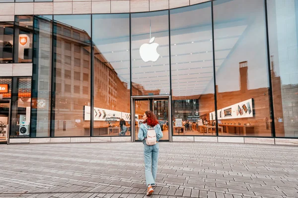 Липня 2022 Дуссельдорф Німеччина Дівчина Йде Магазин Apple Купує Сучасні — стокове фото