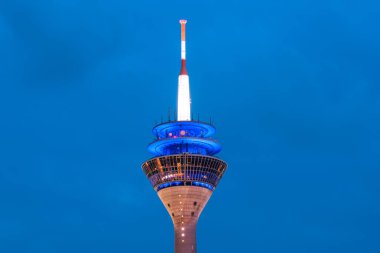 22 Temmuz 2022, Düsseldorf, Almanya - Rheinturm Tv Kulesi - Ren Nehri 'nin karanlık suları ile ünlü bir seyahat ve manzara simgesidir.