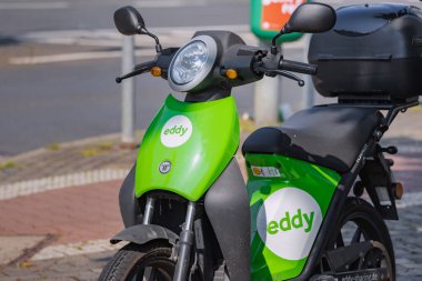 23 Temmuz 2022, Düsseldorf, Almanya: Şehir caddesinde elektro motor Eddy paylaşımı