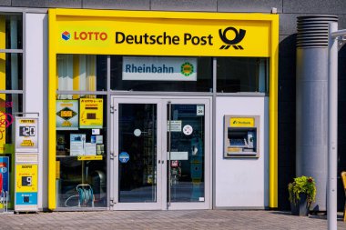 23 Temmuz 2022, Düsseldorf, Almanya: Deutsche Postane Ofisi. Alman nakliye ve teslimat şirketi.