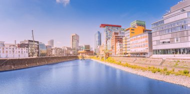 Dusseldorf şehrinde kargo vinçleri olan modern ve popüler endüstriyel hipster bölgesi Media Bay 'dir. Şimdi otellerle inşa edilmiş, geçmişte - işlek bir liman