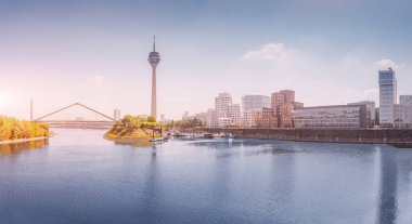 Medya Limanı 'ndan Düsseldorf TV Kulesi' nin panoramik görüntüsü. Almanya 'da tarihi yerleri ve şehirleri gezmek