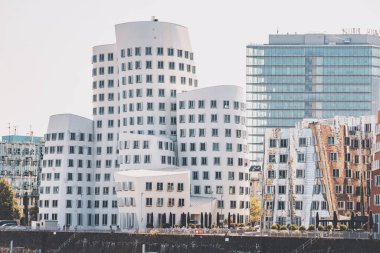 23 Temmuz 2022, Düsseldorf, Almanya: Neuer Zollhof konut ve ofis binası - ünlü mimari ve seyahat merkezleri