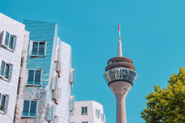 Rheinturm Tv Tower, Almanya 'da Düsseldorf eyaletinde yer alan bir şehirdir. Dar şehir sokağından görüntü