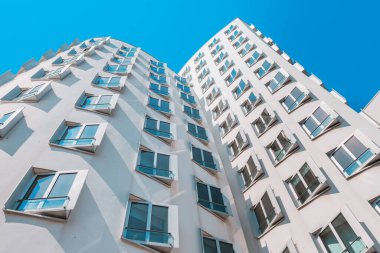 23 Temmuz 2022, Düsseldorf, Almanya: Media Harbor 'da metalle kaplanmış Gehry Bauten veya Zollhof alışılmadık modern mimari binalarının detayları. Dansçı evleri ve gezgin eğlenceleri