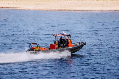 23 Temmuz 2022, Düsseldorf, Almanya: Rhine Nehri kıyısında devriye gezen itfaiye ve kurtarma botu ekibi ya da acil bir kazaya koşuyorlar
