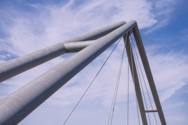 Almanya 'nın Düsseldorf kentindeki Ren Nehri üzerindeki asma yol köprüsü