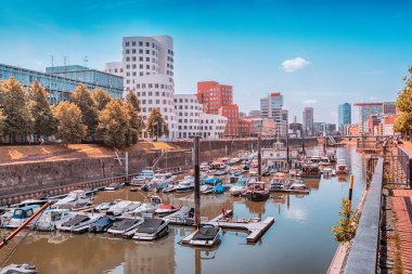 Almanya 'nın Düsseldorf kentindeki Media Harbor limanında demirlemiş tekne ve yatları olan liman.