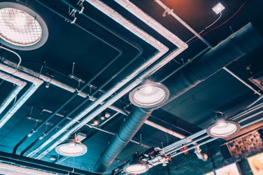 Sanayi ya da çatı katının iç kısımlarında havalandırma boruları ve kablolu iletişim kutuları olan tavan.