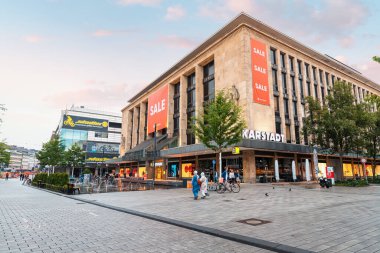 21 Temmuz 2022, Düsseldorf, Almanya: Karstadt Alışveriş Merkezi binası. Perakende ticareti için ünlü bir yer. Trafiği ve insanların yürüdüğü işlek bir cadde..