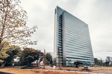 21 Temmuz 2022, Düsseldorf, Almanya: Dreischeibenhaus kurumsal ofis gökdelen binası