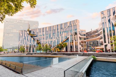 Ko Bogen 'in ünlü mimari binası ve köprüsü olan su kanalı olan şehir manzarası. Popüler bir gezi, iş ve alışveriş merkezidir..