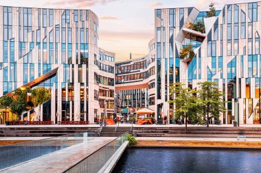 Ko Bogen 'in ünlü mimari binası ve köprüsü olan su kanalı olan şehir manzarası. Popüler bir gezi, iş ve alışveriş merkezidir..