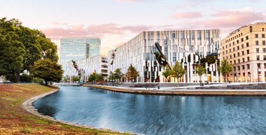 21 Temmuz 2022, Düsseldorf, Almanya: Ko Bogen 'in ünlü mimari yapı ve su kanalı ile şehir manzarası. İş ve alışveriş merkezini ziyaret edin..