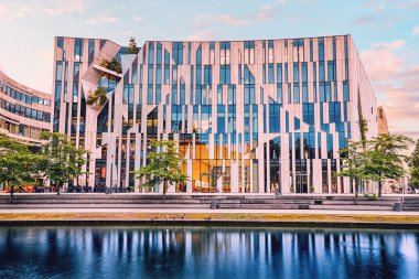 21 Temmuz 2022, Düsseldorf, Almanya: Ko Bogen 'in ünlü mimari yapı ve su kanalı ile şehir manzarası. İş ve alışveriş merkezini ziyaret edin..