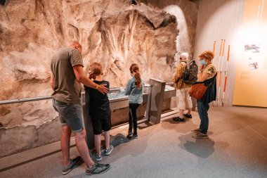 22 Temmuz 2022, Düsseldorf, Almanya: Çocuklu ebeveynler Homo Sapiens ve Evrim Atalarının Neandertal Müzesi 'nde bir tura çıktılar. Bilim ve antropoloji öğretiyor.