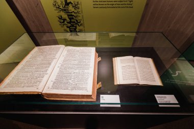 22 Temmuz 2022, Neanderthal Müzesi, Almanya: Charles Darwin 'in İncil' in Açık Kitabı ve Türlerin Kökeni. Bilimsel ve dini dünya görüşü kavramı