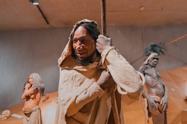 22 Temmuz 2022, Neandertal Müzesi, Almanya: Neandertal avcısının detaylı balmumu figürleri ve müzedeki tarih öncesi mağara adamı. Homo Sapiens antropoloji bilimi ve evrim teorisi