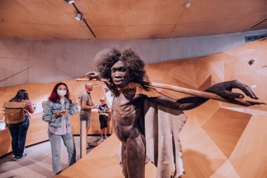 22 Temmuz 2022, Düsseldorf, Almanya: Ziyaretçiler Homo Sapiens ve Evrim Atalarının Neandertal Müzesi 'nde bir tura çıkarlar. Bilim ve antropoloji öğretiyor.