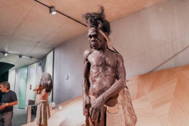 22 Temmuz 2022, Neanderthal Müzesi, Almanya: Müzedeki bir avcı ve tarih öncesi mağara adamının detaylı balmumu figürleri. Homo Sapiens antropoloji bilimi ve evrim teorisi