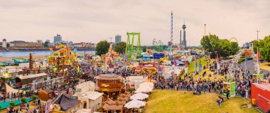22 Temmuz 2022, Düsseldorf, Almanya: Düsseldorf, Almanya 'da Ren nehrinin kıyısında düzenlenen geleneksel bir festivalde bir eğlence fuarı ve bir sürü yemek.