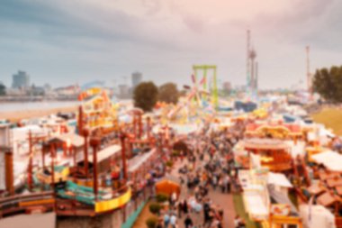 Geleneksel bir festivalde havadan eğlence fuarının ve birçok yiyeceğin görüntüsü bulanıklaştı. Eğlence parkı arka planı