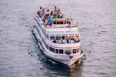 22 Temmuz 2022, Düsseldorf, Almanya: Ren nehri kıyısındaki güverteye turist ve yolcu taşıyan yolcu gemisi.