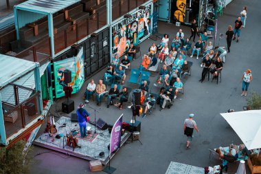 22 Temmuz 2022, Düsseldorf, Almanya: İnsanlar sokak açılışı festivalinde müzisyenleri izlerken dinleniyorlar