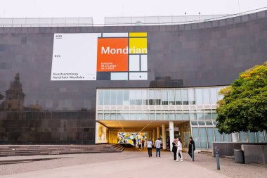 22 Temmuz 2022, Düsseldorf, Almanya: K20 çağdaş sanat müzesi cephesi. Modern ve kültürel sergi ve galeri