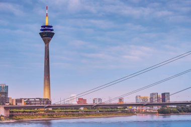 22 Temmuz 2022, Düsseldorf, Almanya - Rheinturm Tv Kulesi - Ren Nehri 'nin karanlık suları ile ünlü bir seyahat ve manzara simgesidir.
