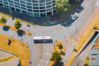 23 Temmuz 2022, Düsseldorf, Almanya: Kentin varoşlarındaki otobüs toplu taşımacılığının havadan görünüşü