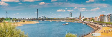 23 Temmuz 2022, Düsseldorf, Almanya: Dusseldorf şehrinin tanınabilir mimari kuleleri ve tüm Almanya 'nın ulaşım su yolu - Rhine Nehri, büyük mavnalar, küçük gemiler ve botlar.
