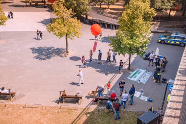 23 Temmuz 2022, Düsseldorf, Almanya: Aşı karşıtı ve aşı karşıtları şehir sokaklarında protesto ve miting. Covid-19 salgınının sosyal ve siyasi sorunları