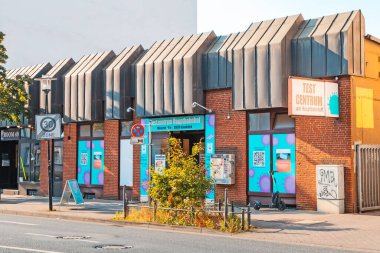 23 Temmuz 2022, Osnabruck, Almanya: Corona virüsü ve Covid-19 tıbbi PCR test merkezi