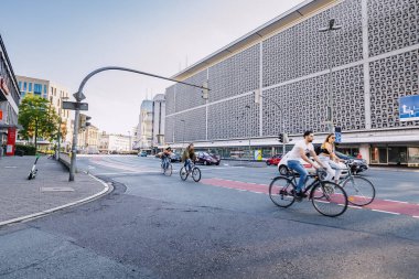 23 Temmuz 2022, Osnabruck, Almanya: Bisikletçiler şehrin sokaklarında bisiklet yolu boyunca gidiyorlar. Alternatif sağlıklı ve çevre dostu taşıma