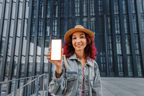 Щаслива Азіатська Жінка Показує Ізольований Порожній Екран Смартфона Мобільний Додаток — стокове фото