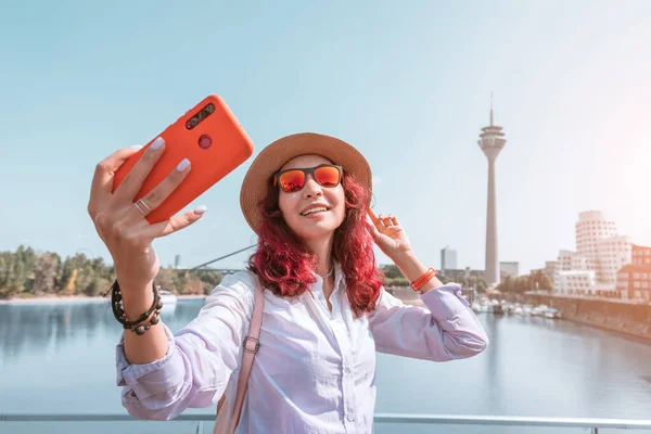 Happy Girl Travel Blogger Robi Sobie Selfie Smartfonie Słynnej Wieży — Zdjęcie stockowe