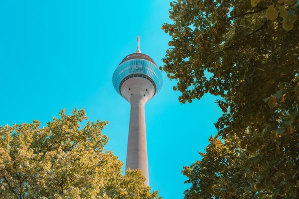 ライントゥルム テレビ塔の詳細情報 ドイツのデュッセルドルフにある有名な観光地です — ストック写真