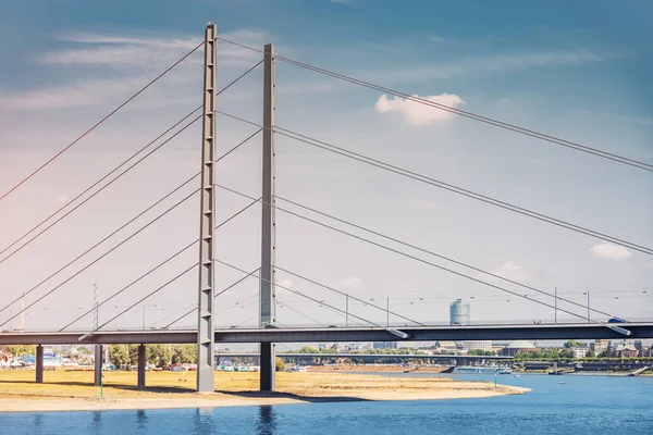 Suspensão Ponte Automóvel Rheinkniebrucke Sobre Rio Reno Dusseldorf Alemanha — Fotografia de Stock