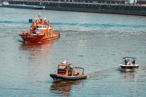 Juli 2022 Düsseldorf Tyskland Brandbekämpningsbåt Bogserar Båt För Offer För — Stockfoto