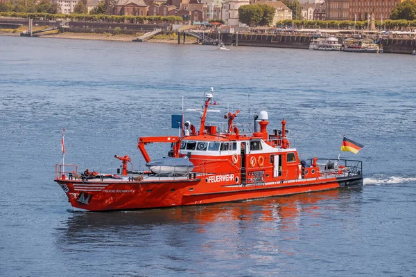 Juli 2022 Düsseldorf Feuerwehrboot Patrouilliert Rheinufer Oder Eilt Einem Notfall — Stockfoto