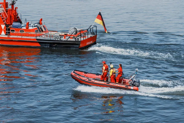 Juli 2022 Düsseldorf Tyskland Brandbekämpningsbåt Patrullerar Rhen Kusten Eller Rusar — Stockfoto