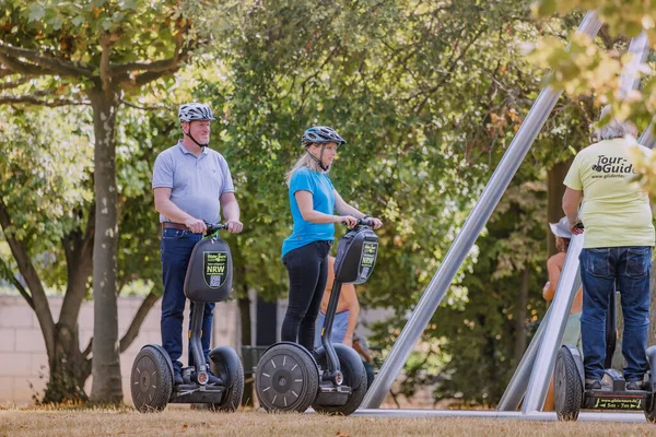 Julho 2022 Dusseldorf Alemanha Grupo Turistas Passeio Segway Parque Cidade — Fotografia de Stock