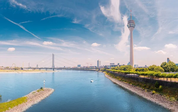 Rheinturm Tower Známou Turistickou Pamětihodnostní Památkou Modrými Vodami Řeky Rýn — Stock fotografie