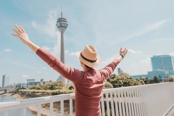 Mladý Šťastný Muž Media Harboru Obdivující Televizní Věž Düsseldorfu Cestování — Stock fotografie