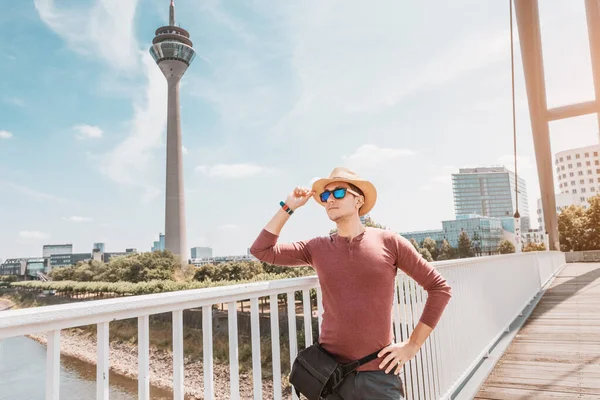 Jovem Feliz Media Harbor Admirando Vista Torre Dusseldorf Viagens Estrangeiro — Fotografia de Stock