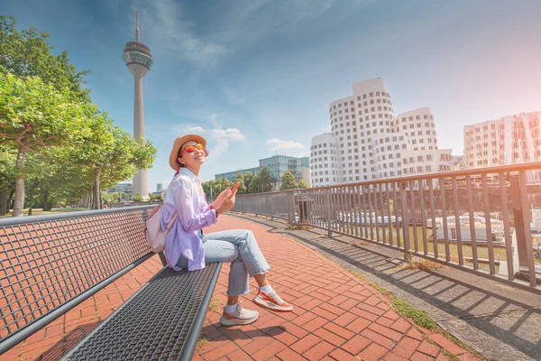 Akıllı Telefonlu Bir Kız Gezgin Almanya Nın Düsseldorf Kentindeki Bir — Stok fotoğraf