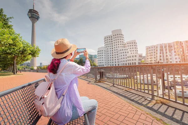 Счастливая Девушка Путешествует Блоггер Фотографирует Своем Смартфоне Знаменитую Дюссельдорфскую Телебашню — стоковое фото